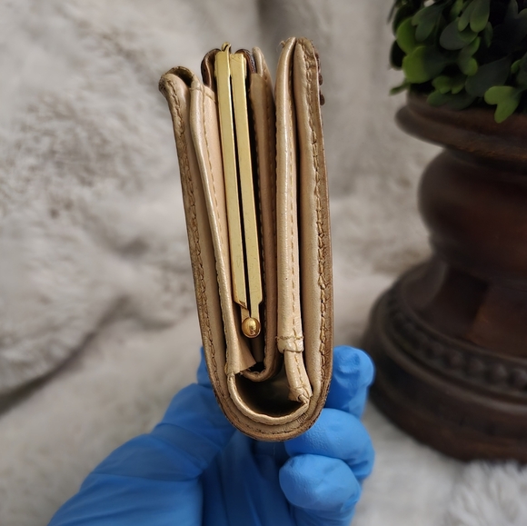 Authentic Louis Vuitton Multi Color Murakami Kiss Clasp Wallet - Picture 6 of 16